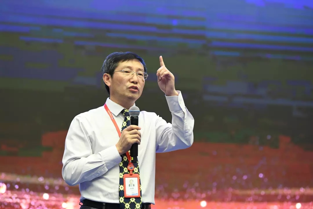   蔚蓝人物01  tyc5997太阳集团邓新贵，为实业而生